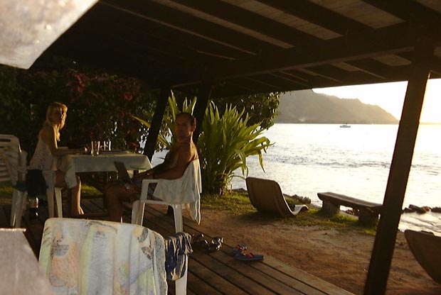 La terrasse sur le bord du lagon