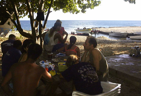 La detente apres la plongee, regards dans le vague...souvenit du grand bleu.