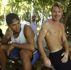 Jean Pierre et georges, deux marins tahitiens avec sebastien, l'instructeur. 